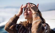 El cáncer de piel por melanoma puede aparecer debajo de la uña como una decoloración negra o negra azulada. 
