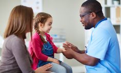 Esta enfermedad similar a la polio puede causar síntomas como debilidad repentina de brazos o piernas. 