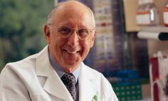 Steven Rosenberg, M.D., Ph.D., en su laboratorio del Instituto Nacional del Cáncer. 
